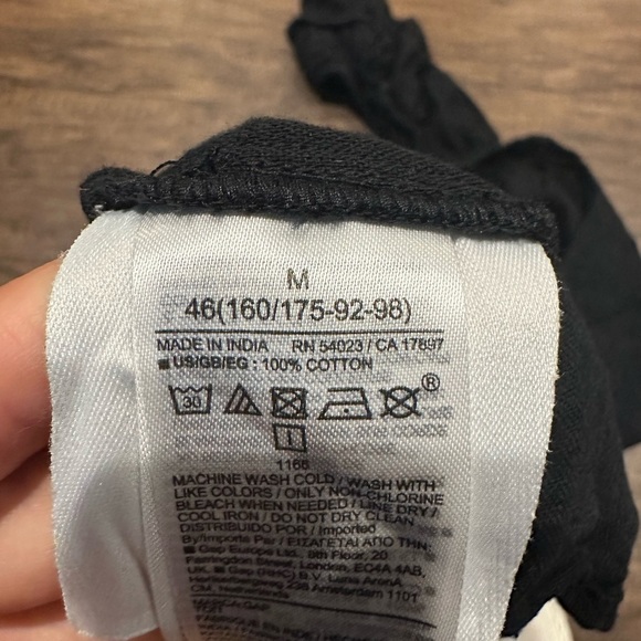 GAP Women’s Black Top Size Medium - Picture 4 of 4